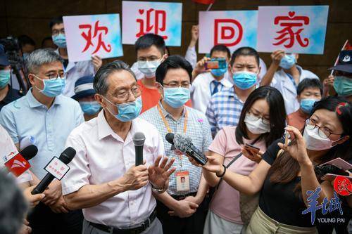 “在炮火中抗疫”的援伊拉克医生回院，钟南山揽肩合影笑开怀