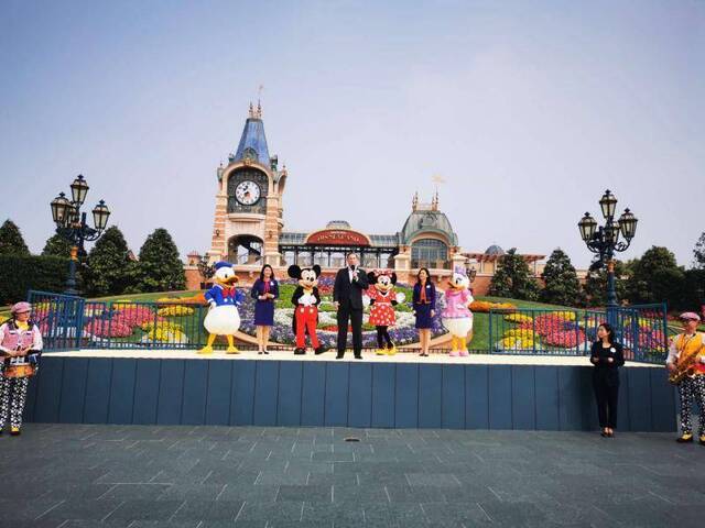 上海迪士尼乐园今天重新开放 第一批游客戴口罩入园