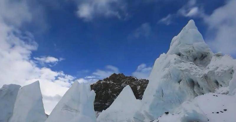 珠峰登顶测量日期推后 登山队全体队员返回大本营