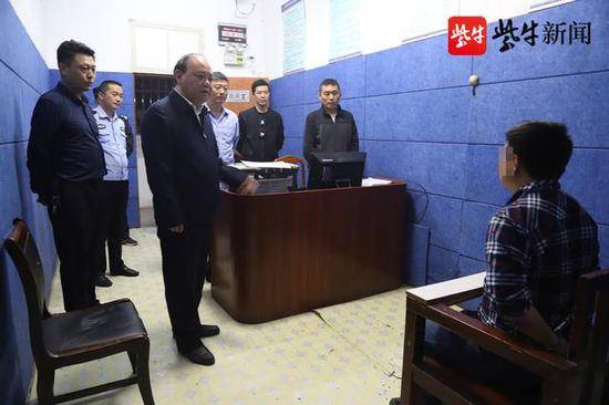 涟水县副县长、公安局长朱国海亲自审讯嫌犯。