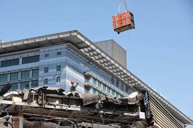 西长安街街道最大违建开始拆除 未来将建休闲健身场