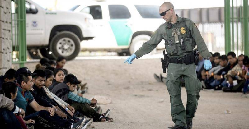 △美国边境警察抓捕非法移民