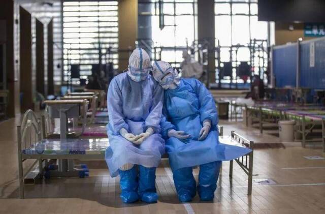 △3月10日，在武昌方舱医院，两位青海医疗队队员在等待新冠肺炎治愈患者出舱时小憩。