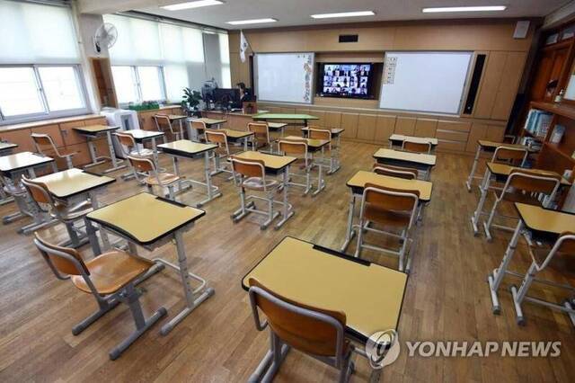 一位老师在进行远程授课。图片来源：韩联社