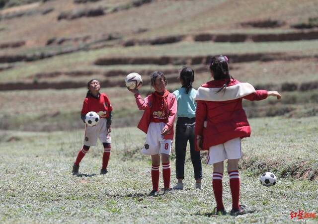 瓦吾小学女足队在训练
