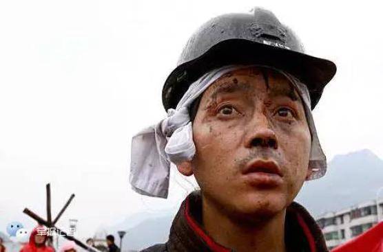 ▲一位头部受伤、满脸血迹的救灾人员在四川德阳地区的绵竹市救灾现场。