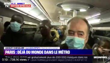 △站满乘客的巴黎地铁车厢（BFMTV）