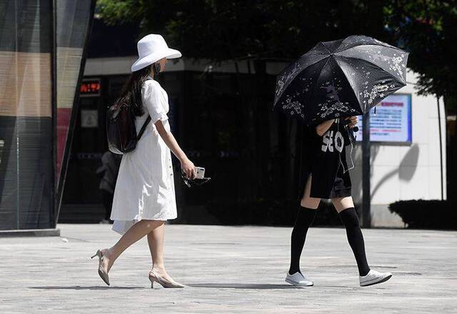 北京今日最高气温30℃ 市民湖边纳凉消遣