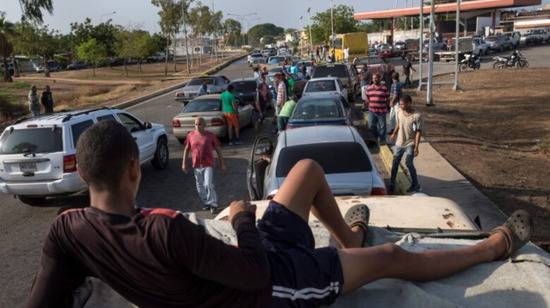 委内瑞拉人排队等待加油图片来源：推特