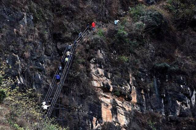 下钢梯上楼梯 “悬崖村”12日起陆续搬迁