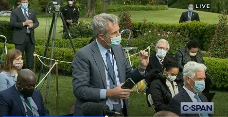 △11日，所有参加发布会的记者均被要求戴上口罩。