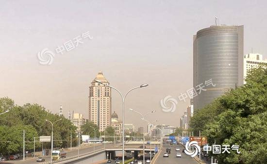 昨天下午，北京再度出现沙尘天气。（图/王晓）