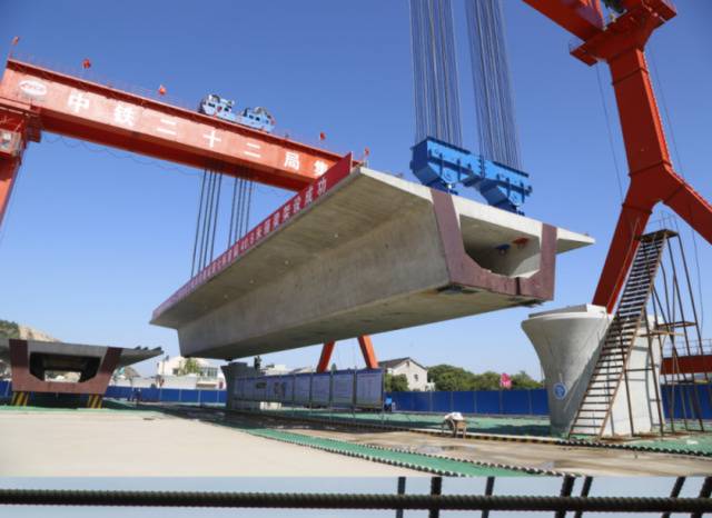 箱梁长40米重1000吨 这条高铁创造新纪录