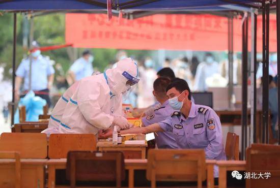 武汉全员核酸筛查启动！多小区组织居民接受核酸检测