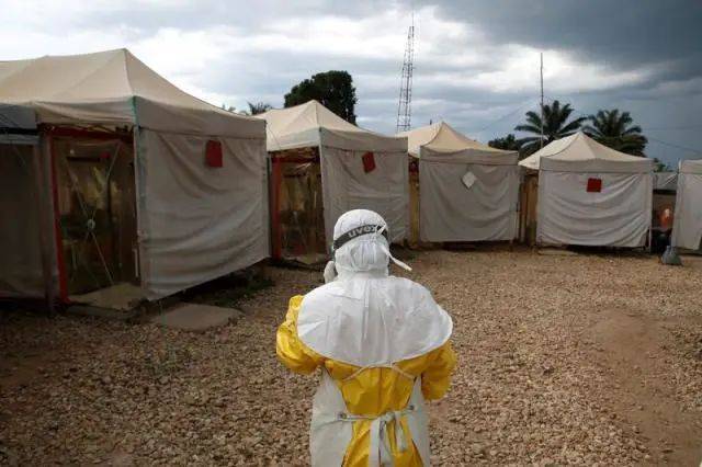 ▲资料图片：2019年3月30日，一名医护人员在刚果（金）走向一家埃博拉治疗中心。（新华社/路透）