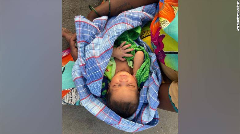 美媒:印度孕妇跋涉中途分娩 歇两小时后又走了160公里