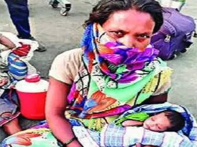 美媒:印度孕妇跋涉中途分娩 歇两小时后又走了160公里