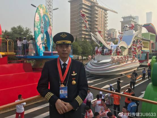 整整两年了！英雄机长写下八个字，网友排队送祝福：愿一生起落安妥