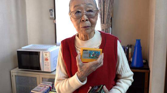 森滨子展示自己收藏的游戏卡带（吉尼斯官方网站）