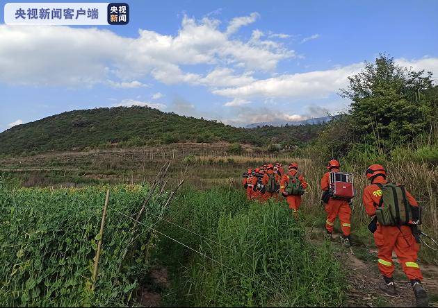 云南昆明市晋宁区双河乡田坝村发生森林火灾