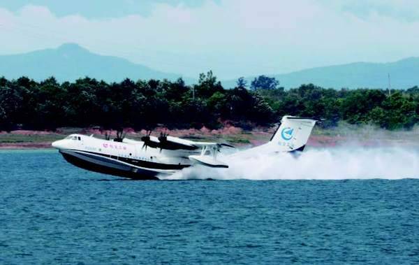 我国水陆两栖飞机AG600完成今年首次水上滑行