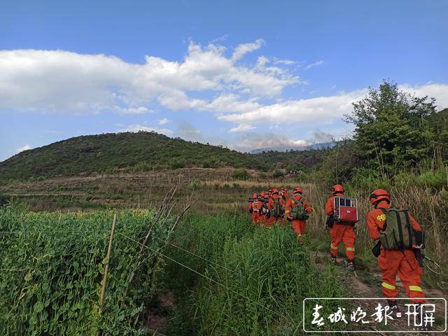 云南双河乡发生山火 260名消防员不到2小时又上火线