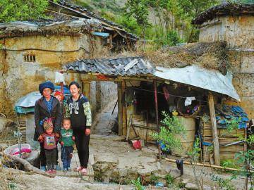 村民某色拉博家在“悬崖村”的土房。记者尹钢摄