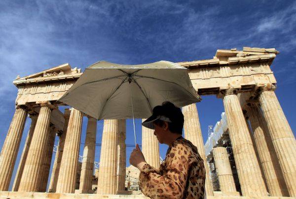 资料图：在希腊雅典卫城，游客参观帕特农神庙。（新华/欧新）