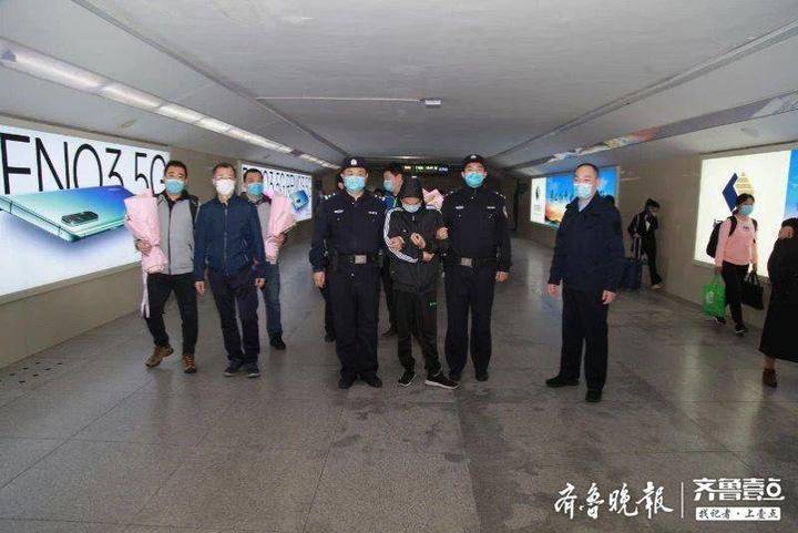 偷梯子又爬墙只为撬保险柜 一男子盗窃后换装逃跑