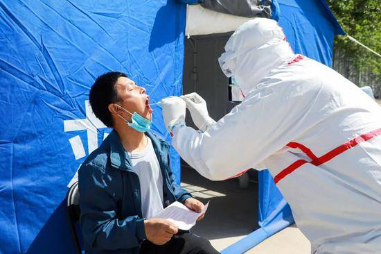 北京石景山露天核酸检测现场：10秒完成取样，线上可查结果