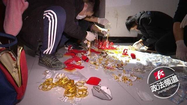 民警查获罗某盗窃的黄金饰品。图片来源：长沙电视台政法频道