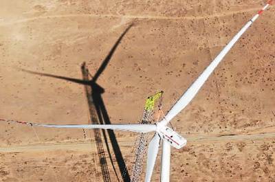 图为5月1日，在青海省海南州共和县的国家电投黄河公司风力发电项目建设现场，风力发电机组在吊装。新华社记者张宏祥摄