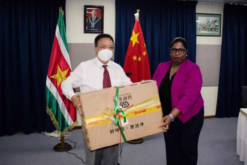 中国援助苏里南应对新冠肺炎疫情医疗物资正式交付