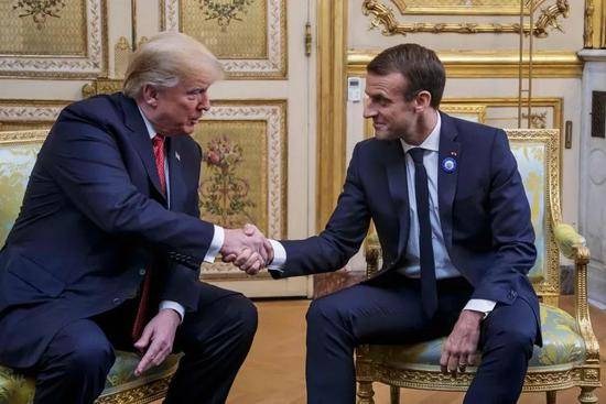美国总统特朗普与法国总统马克龙握手（资料图）