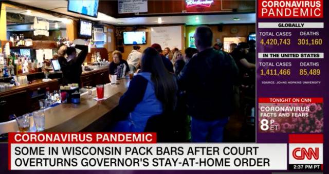威斯康星州酒吧挤满人群。（CNN视频截图）