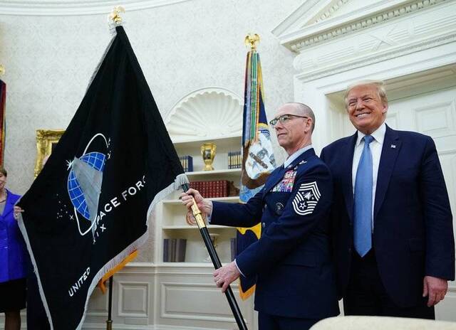 特朗普展示美国太空军军旗图自法新社