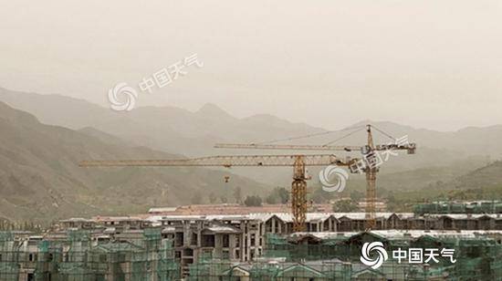 今天午后，受上游沙尘影响，河北省张家口市怀来县出现沙尘天气。（图/王晓）