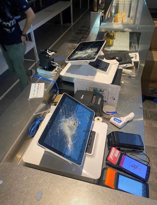 店内被砸坏的收银机显示屏