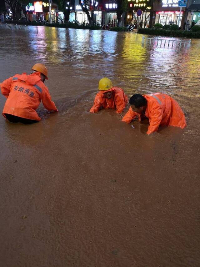 广西梧州突降暴雨致市区多处内涝 消防紧急转移68人