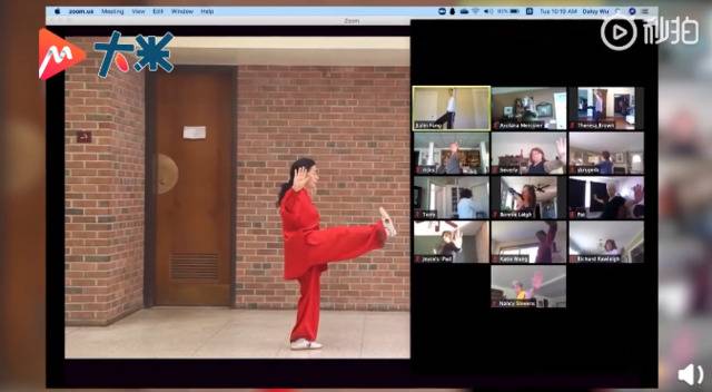 女教练开网课教外国人打太极 网友:厉害了