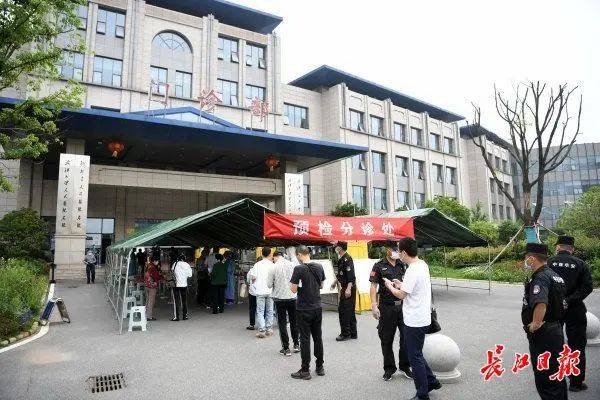 （图为5月15日，市民排队测体温有序进入门诊。记者金振强摄）