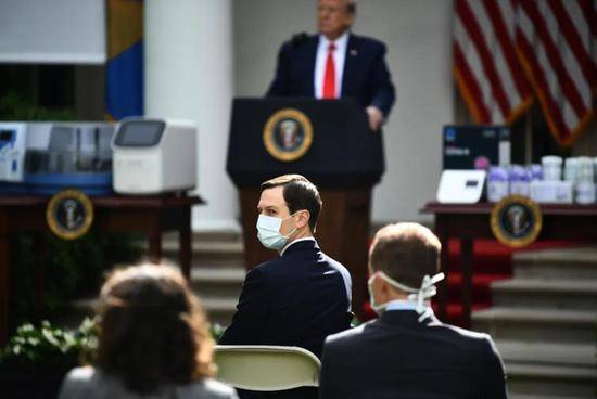 2020年5月11日，美国总统特朗普在华盛顿白宫玫瑰园举行关于新型冠状病毒COVID-19的新闻发布会，白宫高级顾问贾里德·库什纳在一旁观看。图/法新