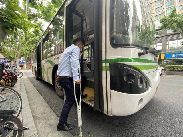 939路开了十几年，这位上海公交司机头一回做特需乘客……