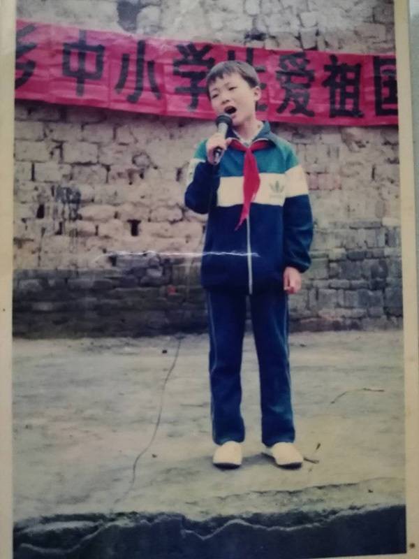 杨青9岁参加演唱比赛