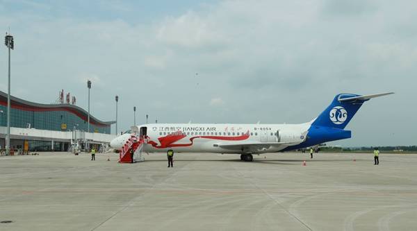 江西航空首架ARJ21飞机“井冈山”号正式投入运营