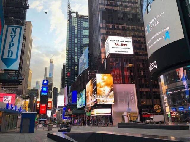 ▲此前纽约时代广场竖起的“死亡时钟”，目前美国新冠肺炎死亡人数逼近9万。