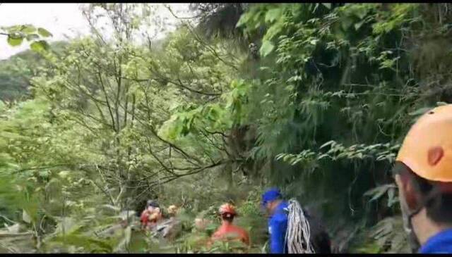 女子失联后，多方救援力量在天门山进行搜救。受访者供图