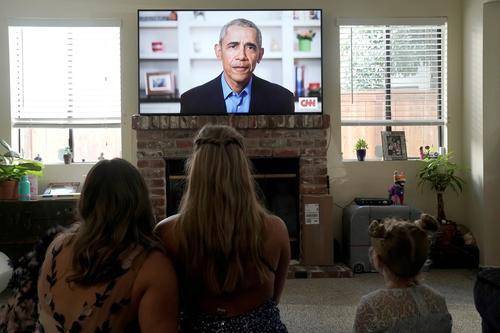 ▲5月16日，在美国加利福尼亚州圣迭戈，人们观看美国前总统奥巴马的线上演讲。新华社