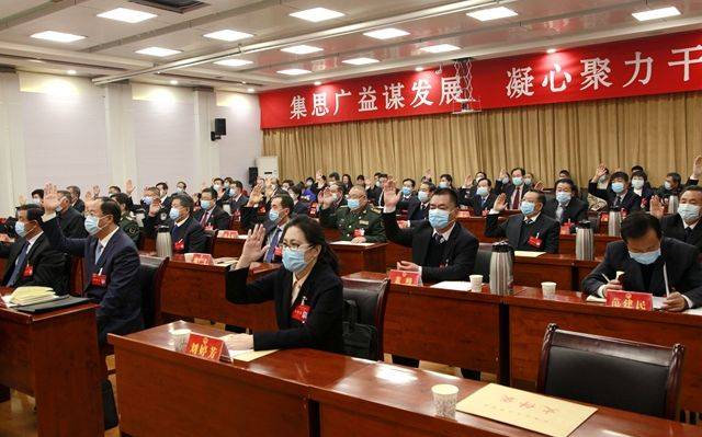 忻州市的人大代表进行举手表决。图片/忻州人大官网