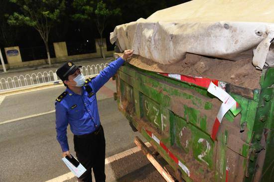 公路上跑着一辆“黄风怪”！北京市夜查渣土车